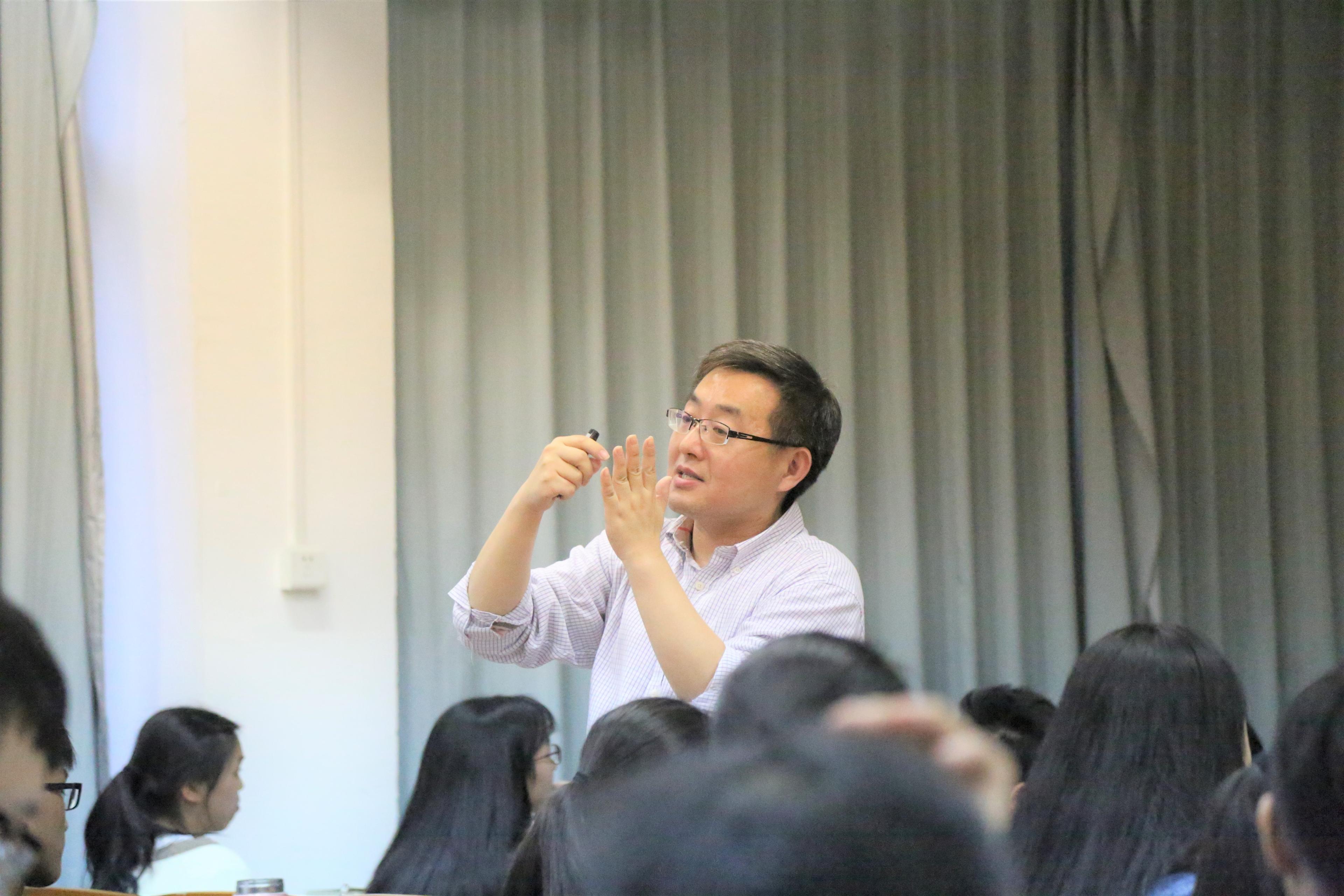 南京大学长江学者徐骏教授莅临我院讲授新生导